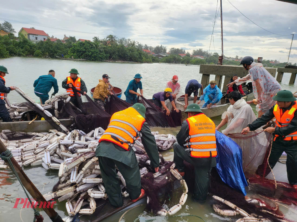 Sáng ngày 29/9 Bộ đôi Biên phòng (BĐBP) TP Huế đã điều động 15 cán bộ chiến sĩ Đồn Biên phòng cửa khẩu Cảng Thuận An  tham gia cùng với cấp ủy, chính quyền địa phương đang gia trục vớt tàu cá bị đánh chìm do bão số 10