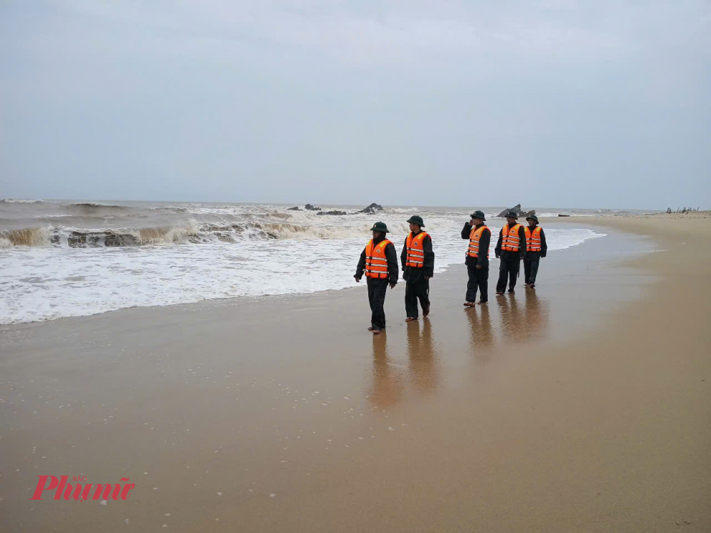Trên bờ biển lực lượng Biên phòng Quảng Trị vẫn triển khai tìm kiếm các ngư dân gặp nạn