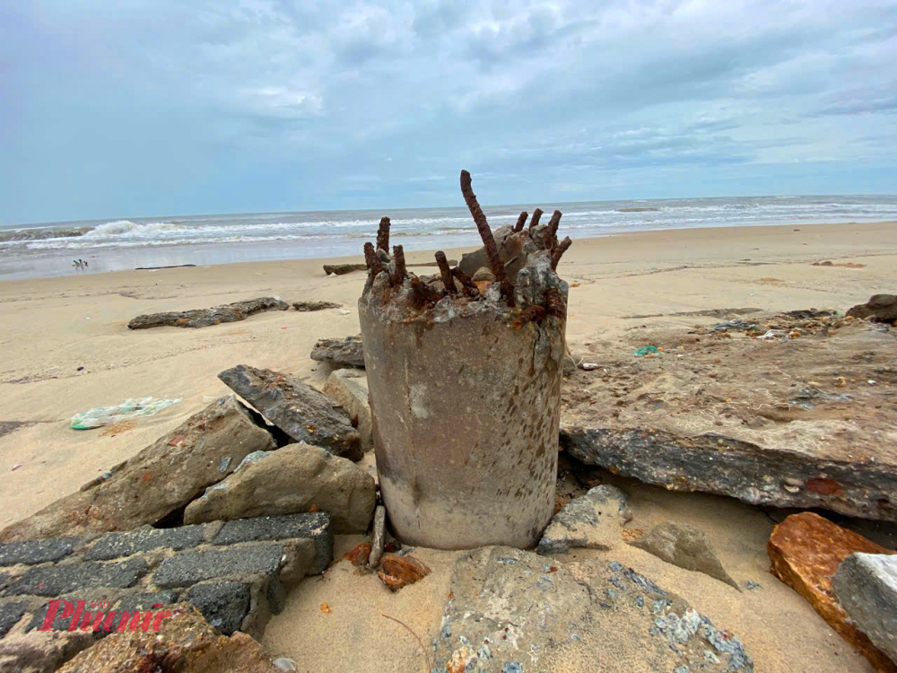 Một số đoạn kè đá, khối bê tông bị sóng đánh sập cuốn ra biển. Nước biển dâng cao cuốn theo cát tràn vào một số nhà hàng, quán ăn dọc bãi tắm Thuận An.