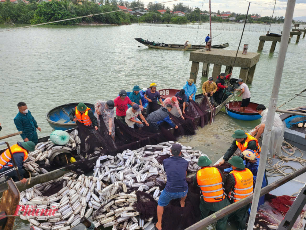 Ngoài ra phường Thuận An ( TP Huế)  cùng huy động 3 tàu cá với 20 lao động cùng bà con ngư dân trong tổ tàu thuyền đoàn kết tại Âu thuyền Phú thuận, TDP An Dương 2 tham gia cứu hộ, trục vớt tàu cá TTH – 9645- TS  của ông Nguyễn Văn Tấn bị chìm do hậu quả của Bão số 10 gây ra