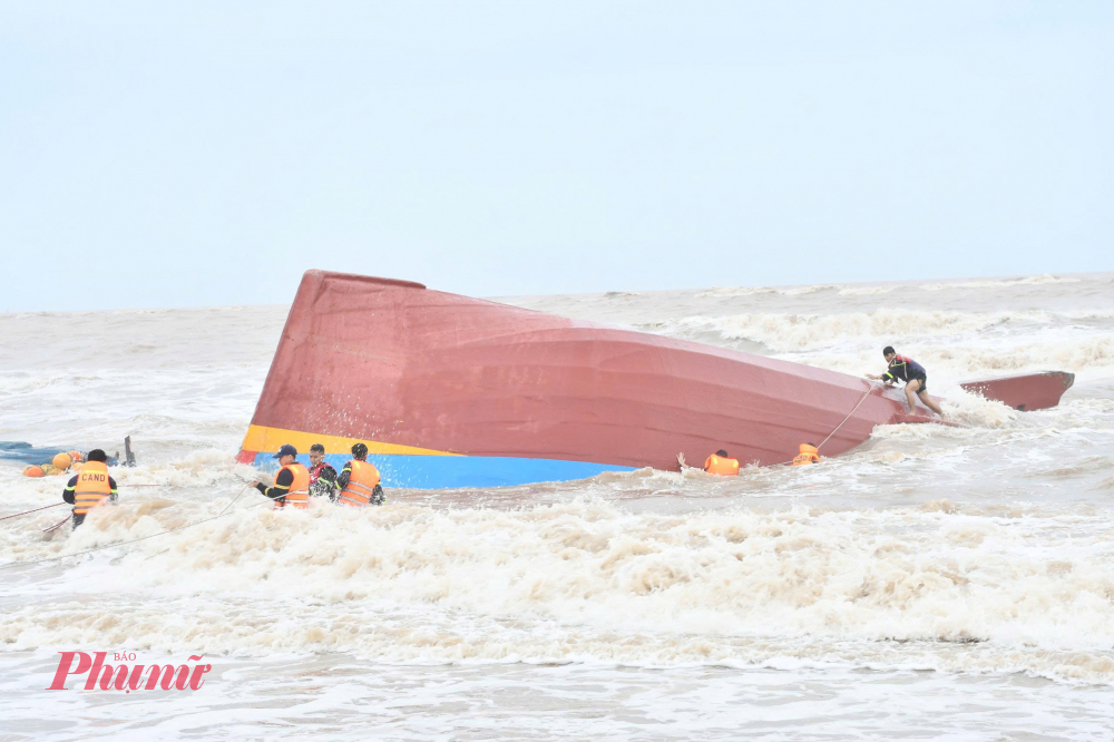 Tại hiện trường, tàu cá bị sóng đánh lật úp, phần đáy tàu nhô lên mặt nước khoảng 2m.