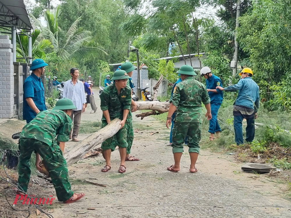 Tại xã Vinh Lộc, Đồn Biên phòng Vinh Hiền triển khai một tổ công tác gồm 10 cán bộ, chiến sĩ phối hợp lực lượng quân sự địa phương xử lý cây đổ trên các tuyến đường liên thôn nhằm đảm bảo an toàn giao thông, đồng thời hỗ trợ lợp lại mái ngói cho hộ dân trên địa bàn xã bị gió bão làm tốc mái.