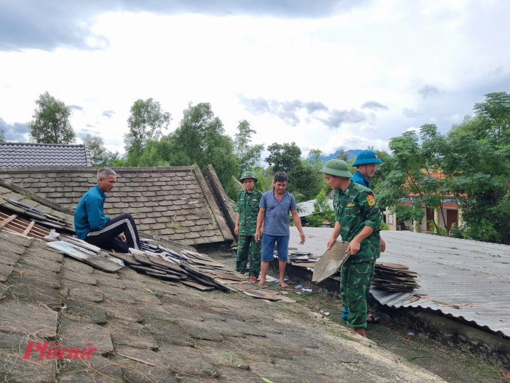 đồng thời hỗ trợ lợp lại mái ngói cho hộ dân trên địa bàn xã bị gió bão làm tốc mái.