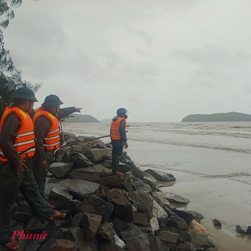 trong quá trình phối hợp, tìm kiếm cứu hộ 9 thuyền viên mất tích trên 2 tàu cá BV 92756 TS và BV 92754 TS, Bộ đội Biên phòng tỉnh Quảng Trị và các lực lượng chức năng đã phát hiện một tàu gặp nạn, cách bờ biển khoảng 50m.
