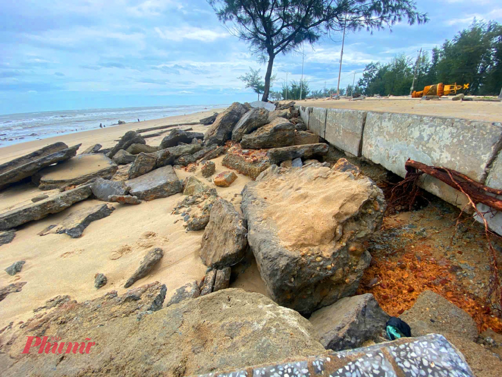 Bà con kinh doanh trên bãi biển này cho biết, hai năm nay thiệt hại nặng do triều cường phá nát tuyến đường giao thông trước bãi biển, biển xâm thực nhiều nên trình trạng bán  buôn ế ẩm 