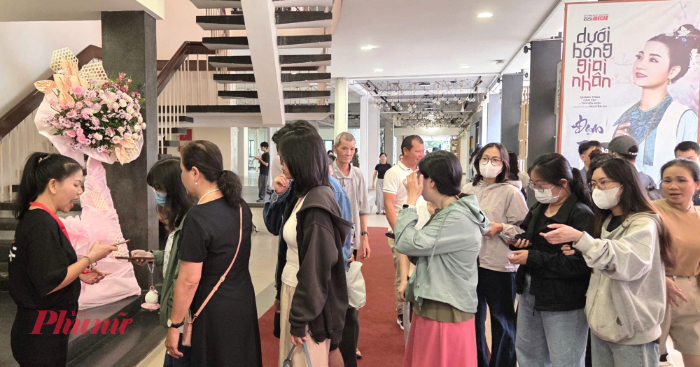 Suất ra mắt trở lại của Dưới bóng giai nhân tại nhà hát Thanh Niên thu hút rất đông khán giả trẻ - Ảnh: Ngọc Tuyết