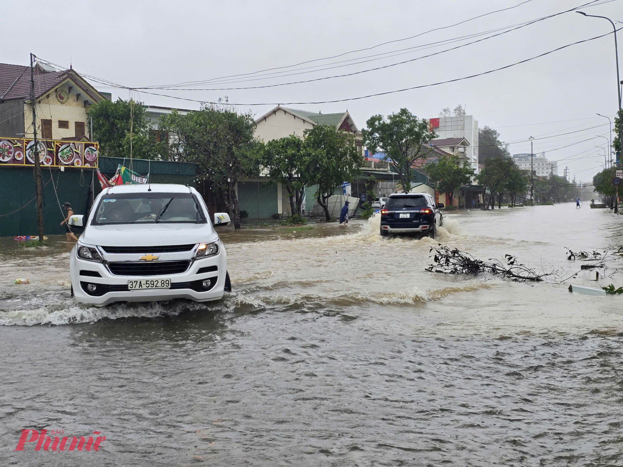 Nhiều tuyến đường ở phố biển Cửa Lò (phường Cửa Lò) ngập sâu 30-40cm do triều cường dâng cao.