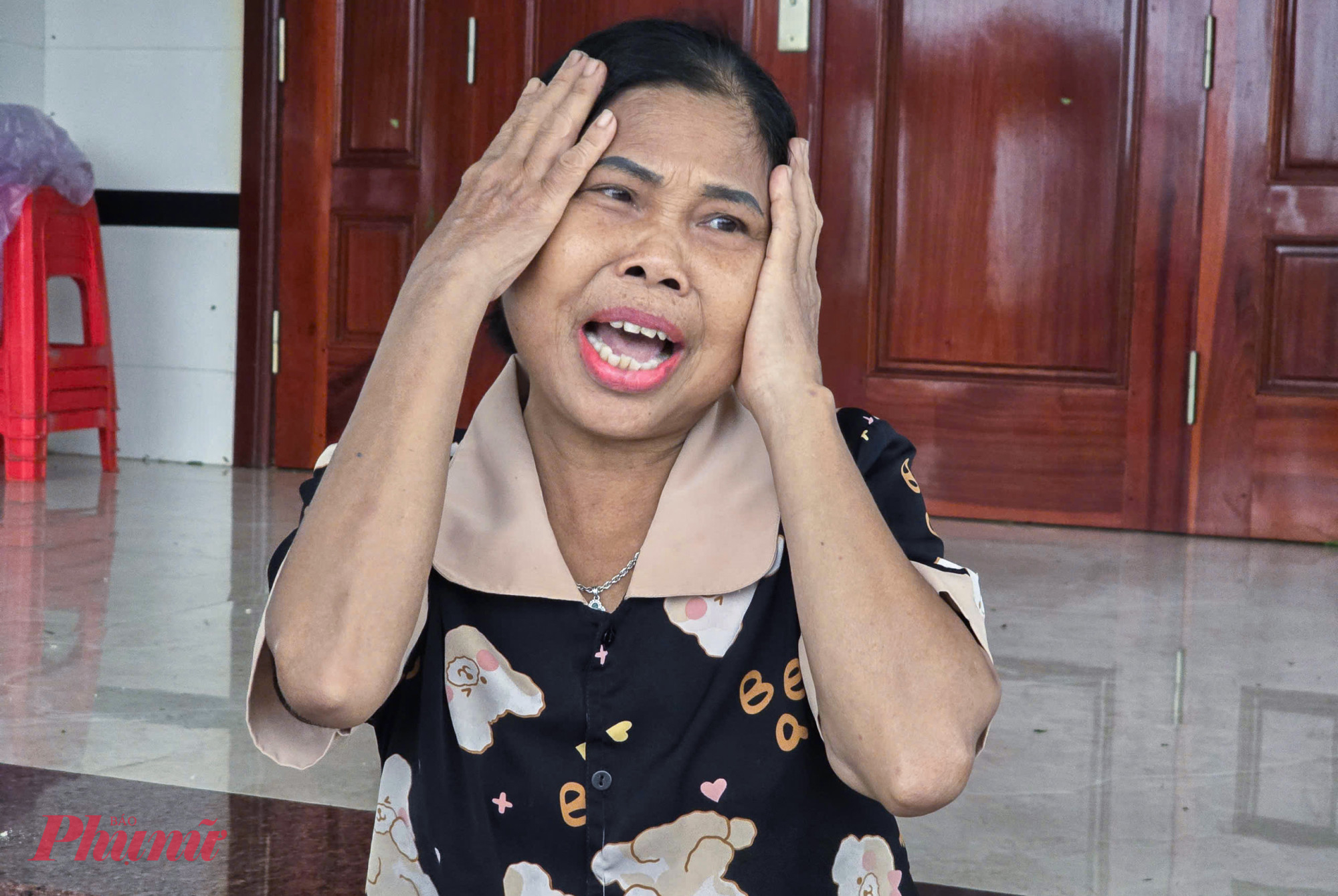 Vợ chồng con trai làm ăn xa nhà, bà Bồng ở nhà chăm 3 cháu nhỏ, nhà ở ngay kế bên nhà mình. Chiều 28/9, sau khi đã kê cao đồ đạc trong nhà, bà qua nhà con trai ở cùng các cháu, lo cơm nước sớm để sẵn sàng “đón bão”. “Càng về khuya thì gió càng mạnh, như gào thét bên ngoài sân. Tiếng gió rít, mái tôn đập ầm ầm ngoài sân khiến mấy đứa nhỏ khóc vì sợ. Lúc đó tui chỉ biết bịt tai các cháu lại nằm trên giường mong cho trời sáng. Cũng may nhà con trai mới xây, kiên cố nên không ảnh hưởng gì, chỉ có mái tôn phía ngoài bị gió quật bay mất” - bà Bồng kể.