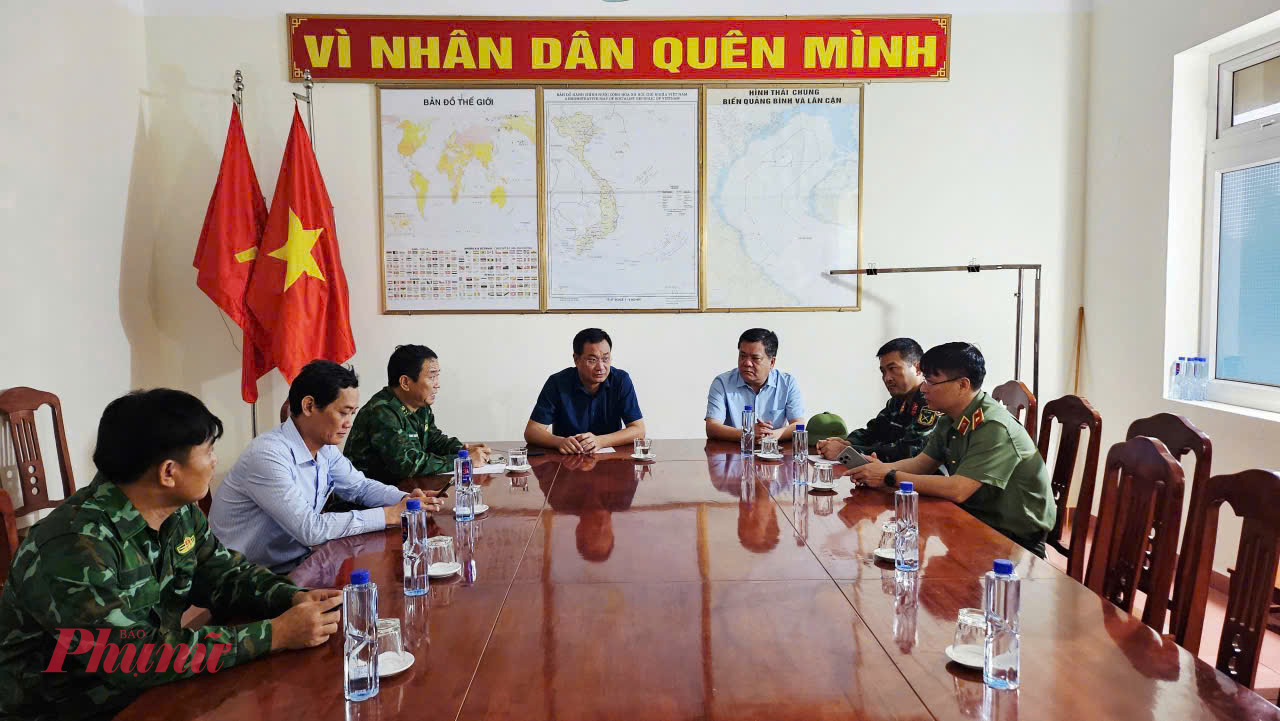 Ông Lê Ngọc Quang- Bí thư tỉnh Quảng Trị cùng ông Trần Phong- Chủ tịch UBND tỉnh cùng các các lực lượng chức năng họp bàn phương án cứu hộ cứu nạn, khắc phục bão số 10 tại Quảng Trị 