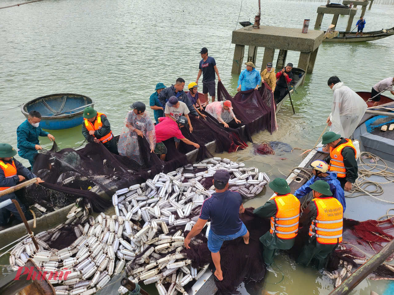 Trước đó vào khoảng 14 giờ 30 ngày 28/9, tại Âu thuyền tổ dân phố An Dương 2, phường Thuận An (TP Huế), tàu cá TTH 96854 TS của ông Nguyễn Văn Tấn (sinh năm 1972, trú tại tổ dân phố Xuân An, phường Thuận An) trong lúc neo đậu tránh bão số 10 đã bị sóng to, gió lớn đánh va vào trụ cầu, làm đứt dây neo và chìm. Vụ việc không gây thiệt hại về người, tài sản ước tính khoảng 500 triệu đồng.