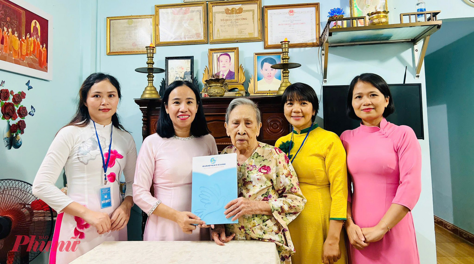 Nhân chuyến công tác tại Côn Đảo, bà Võ Ngọc Thanh Trúc đã đến thăm gia đình mẹ Lương Thị Ngũ và mẹ Võ Thị Thanh - là Vợ Liệt sĩ tại Đặc khu Côn Đảo, bày tỏ lòng biết ơn sâu sắc trước những hy sinh, đóng góp của các mẹ là vợ liệt sĩ đối với sự nghiệp cách mạng, công cuộc xây dựng và bảo vệ Tổ quốc - - Ảnh: Hội LHPN đặc khu Côn Đảo