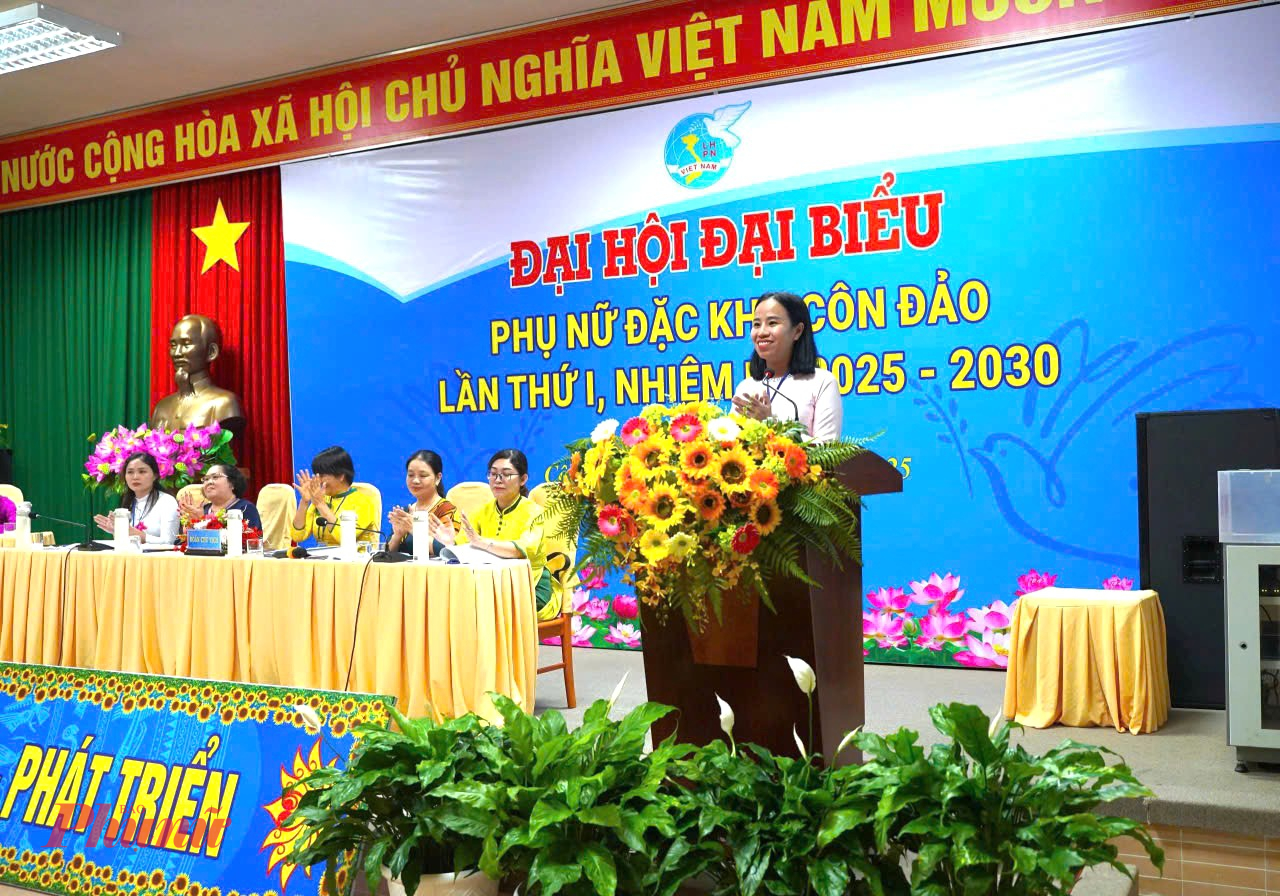 Bà Võ Ngọc Thanh Trúc phát biểu tại Đại hội - - Ảnh: Hội LHPN đặc khu Côn Đảo