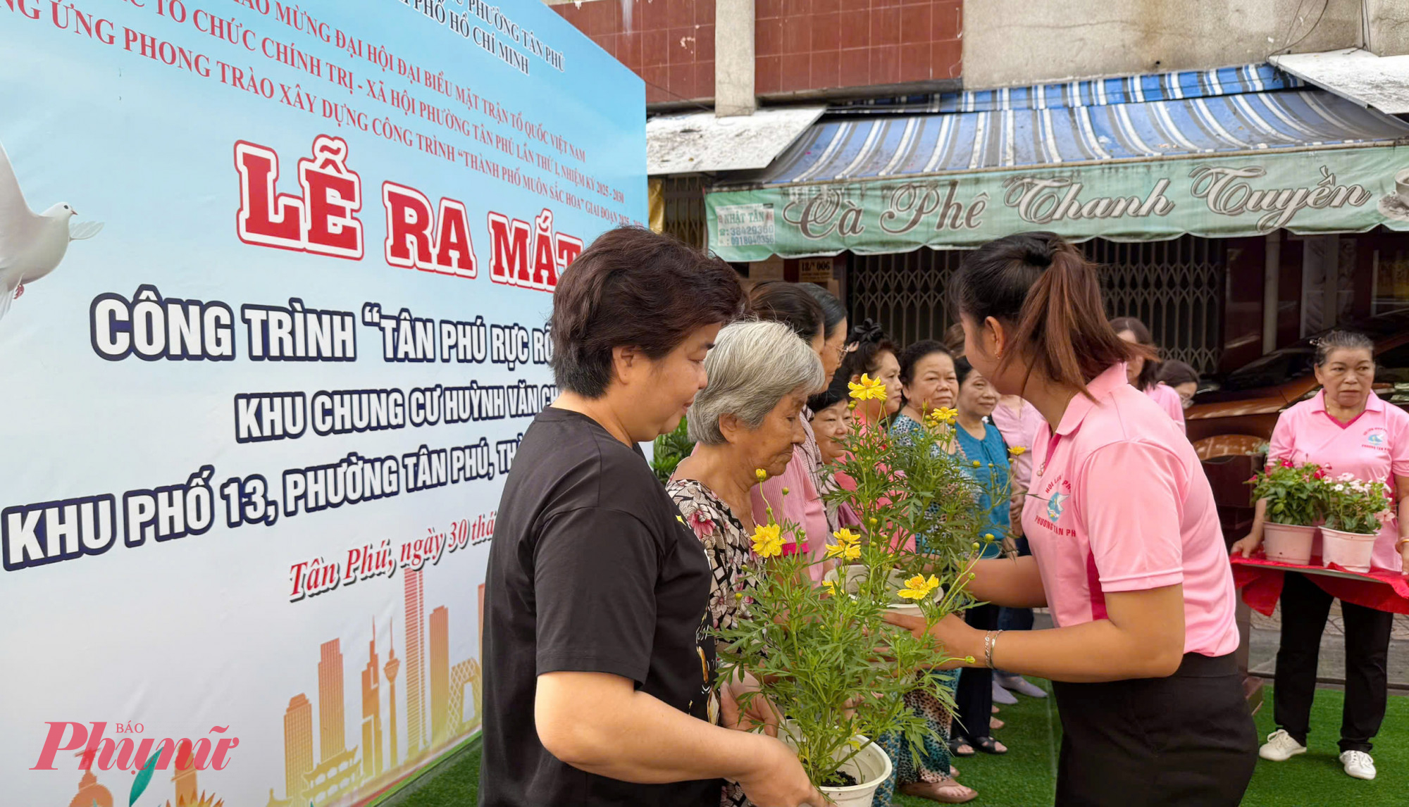 Hội LHPN phường Tân Phú  tặng các chậu hoa cho các hộ dân, chậu hoa đến các hộ dân, góp phần lan tỏa thông điệp “Gieo mầm xanh - Gặt sắc hoa yêu thương”