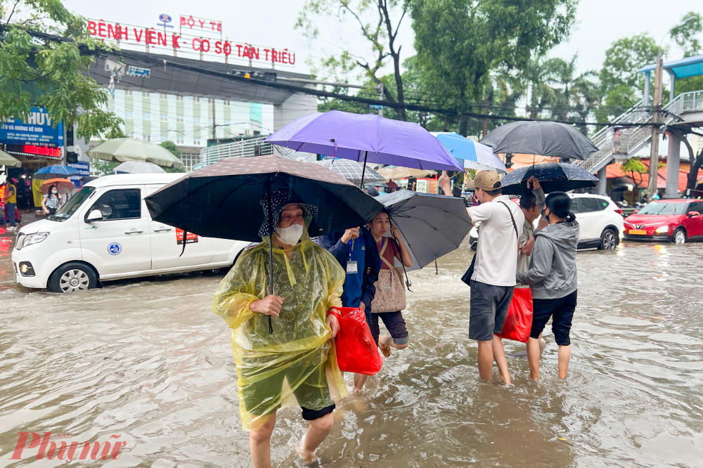 Bà La Thị Mùi (Ninh Bình, Người nhà bệnh nhân) cho biết: 'Có cầu sang đường nhưng chúng tôi cũng cao tuổi rồi, bệnh nhân thì mệt, leo lên cầu thang để lên cầu sang đường mệt lắm, nên chúng tôi đi cắt ngang đường, lội nước ngập cho nhanh'.