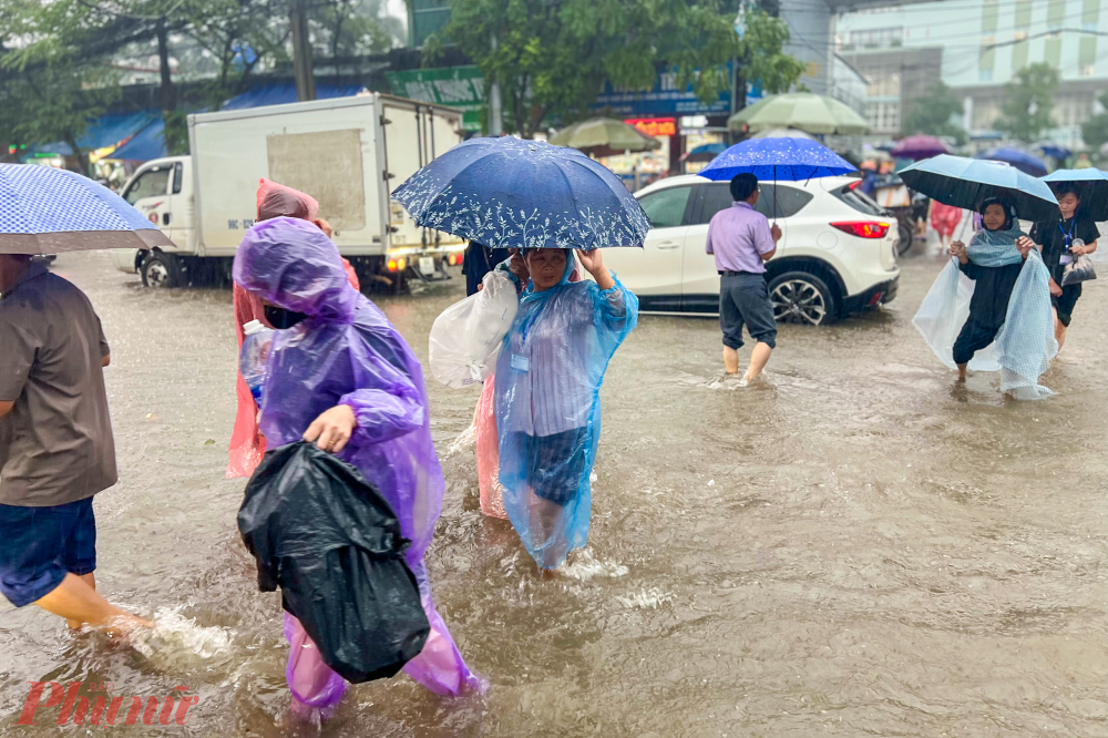 Mưa nặng hạt vào cuối chiều khiến bệnh nhân và người nhà khó khăn khi di chuyển từ bệnh viện về nơi lưu trú.