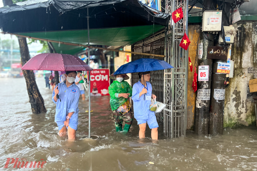 Có những đoạn nước ngập sâu tới nửa đùi.