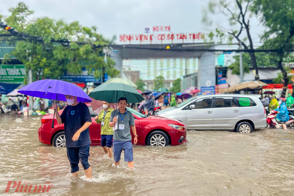 Đoạn nước ngập sâu qua ngay trước cổng bệnh viện K Tân Triều phía cổng đường 70.