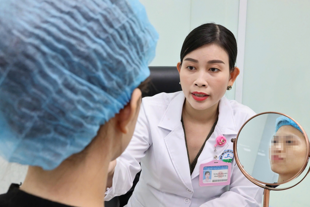 Bác sĩ Lê Thảo Hiền (Khoa Thẩm mỹ da Bệnh viện Da liễu TPHCM) tư vấn bệnh nhân chăm sóc,  trẻ hóa da đúng cách