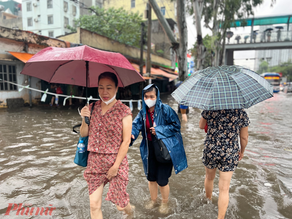 Chị Mai Thị Hoa (Lạng Sơn - người nhà bệnh nhân bệnh viện K Tân Triều) chia sẻ: 'Buổi sáng đoạn này vẫn còn thông thoáng. Từ sau 11h trưa là bắt đầu mưa nặng hạt không ngớt nên đoạn này đã ngập nặng từ trưa tới chiều không rút'.
