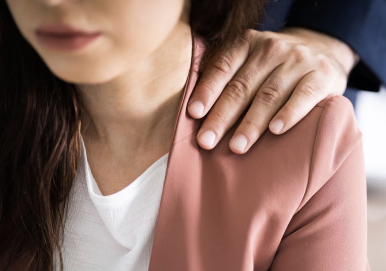 Tại Anh và nhiều quốc gia, phần lớn phụ nữ làm công việc sáng tạo cho biết họ đã trực tiếp chứng kiến hoặc trải qua hành vi bắt nạt hoặc quấy rối tại nơi làm việc. - 