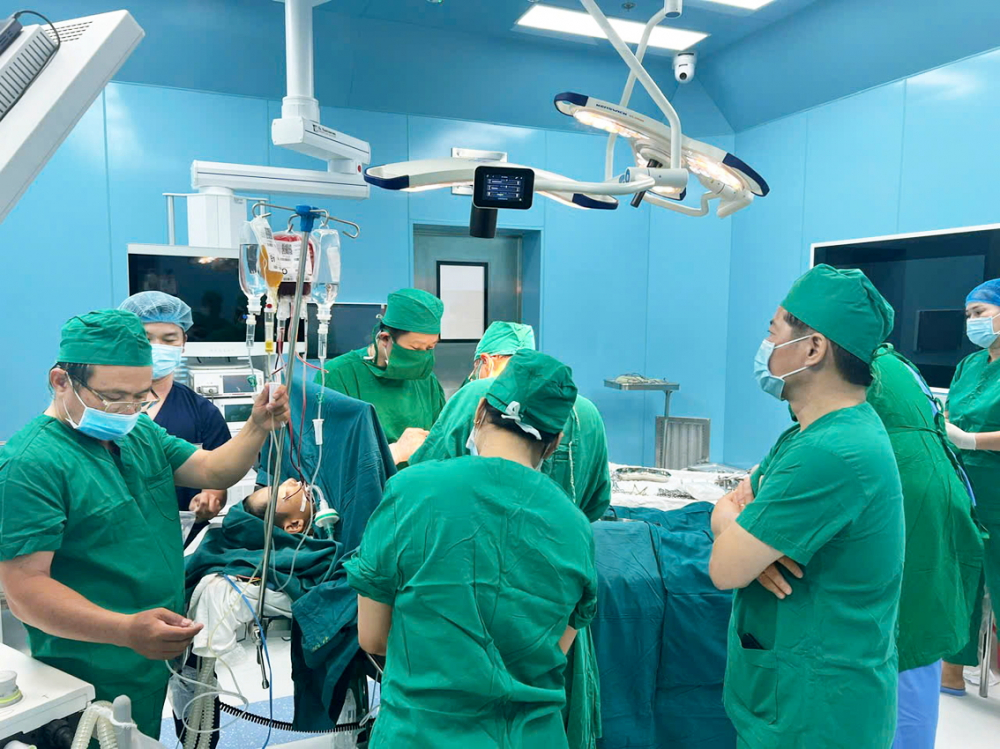 Ê kíp bác sĩ Bệnh viện Bình Dân phẫu thuật cấp cứu cho bệnh nhân ngay tại đảo - Nguồn ảnh: Bệnh viện Bình Dân