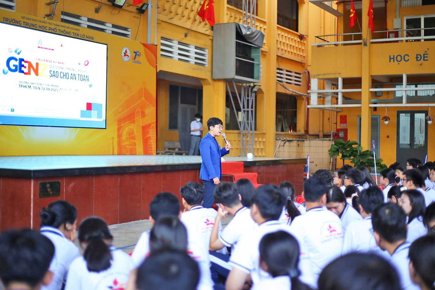 Học sinh Trường THPT Ten Lơ Man (phường Bến Thành) sinh hoạt về nội dung an toàn trên không gian mạng