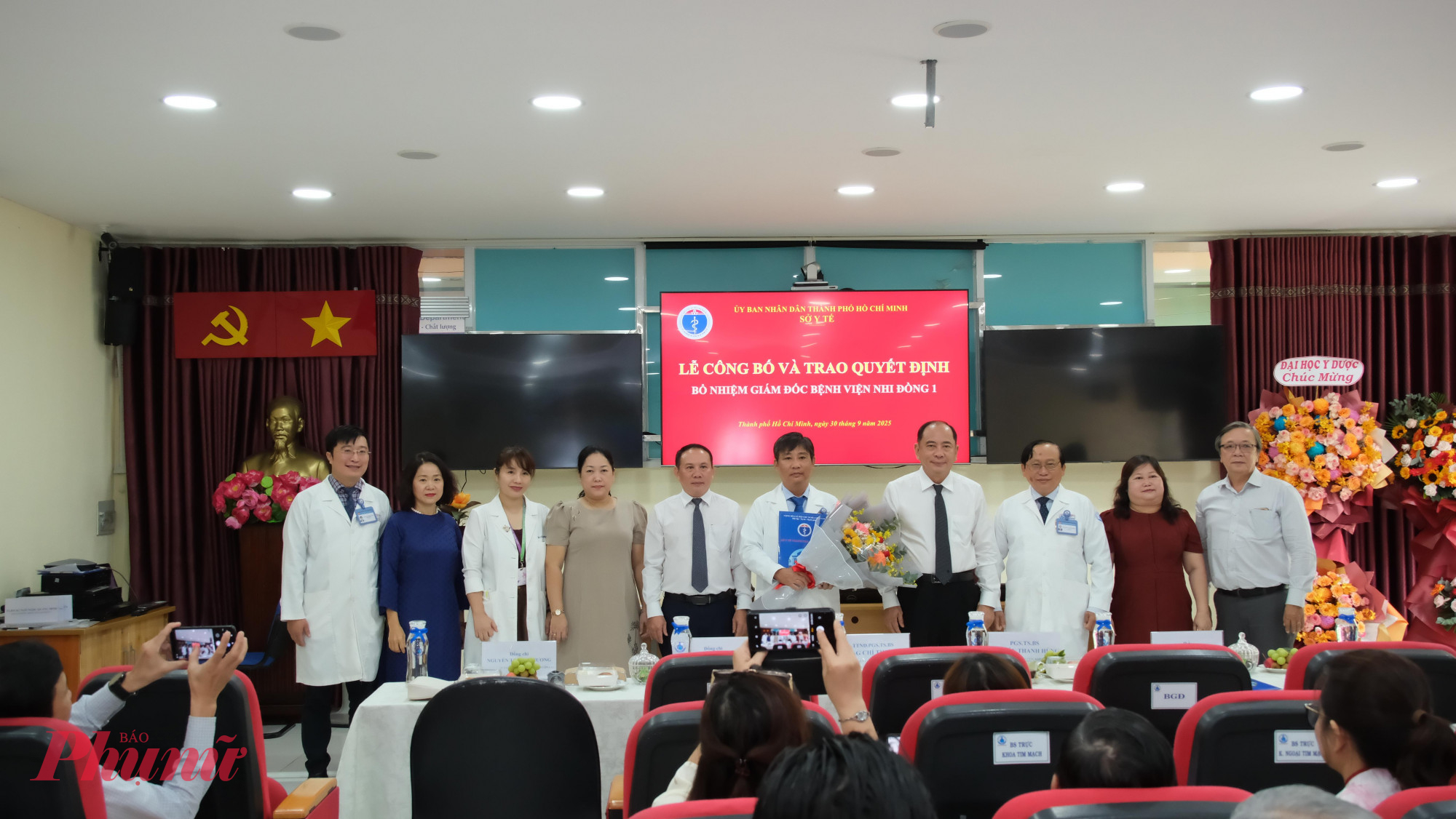 Tân Giám đốc Bệnh viện Nhi Đồng 1 TPHCM Ngô Ngọc Quang Minh (thứ 5 từ phải sang) tại buổi lễ bổ nhiệm - Ảnh: Phạm An