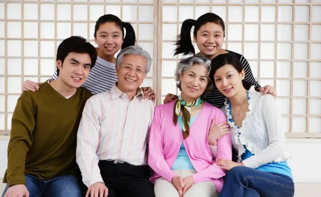 Áp lực kinh tế và khoảng cách địa lý có nghĩa là nhiều trẻ em không thể cung cấp sự hỗ trợ và đồng hành mà cha mẹ của chúng cần. Ảnh: Tài liệu phát tay