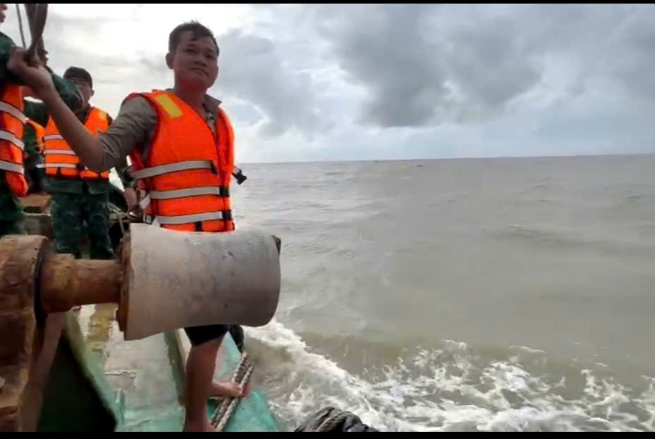 Lực lượng cứu hộ cứu ngư dân trên biển. Ảnh: Hoàng Tá