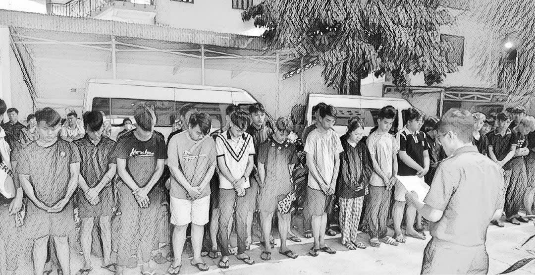 Công an đọc lệnh khởi tố hàng chục thanh thiếu niên_Ảnh: Công an Đà Nẵng.