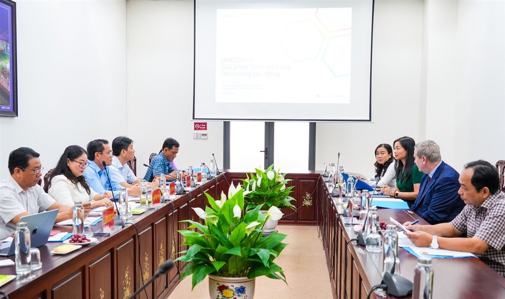 Quang cảnh buổi làm việc