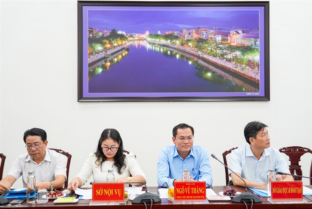 Ông Ngô Vũ Thăng - Phó chủ tịch UBND tỉnh Cà Mau (thứ 2, từ phải vào) - tại buổi làm việc với Công ty JANZZ.technology