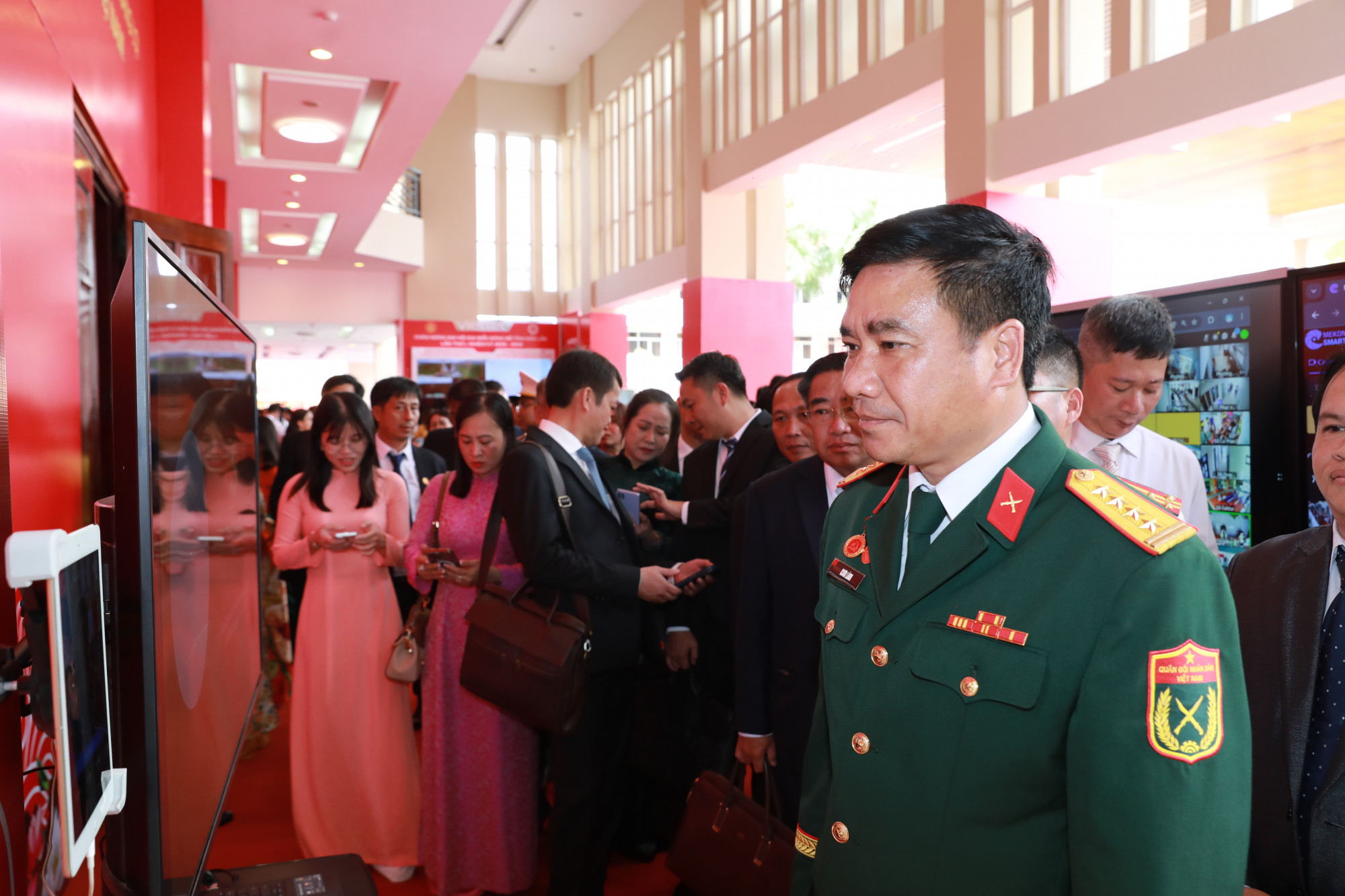 Đắk Lắk bước vào nhiệm kỳ 2025-2030: Tầm vóc mới, khát vọng mới, thành công mới Đại hội tổ chức điểm danh bằng AI - Ảnh: B.X.