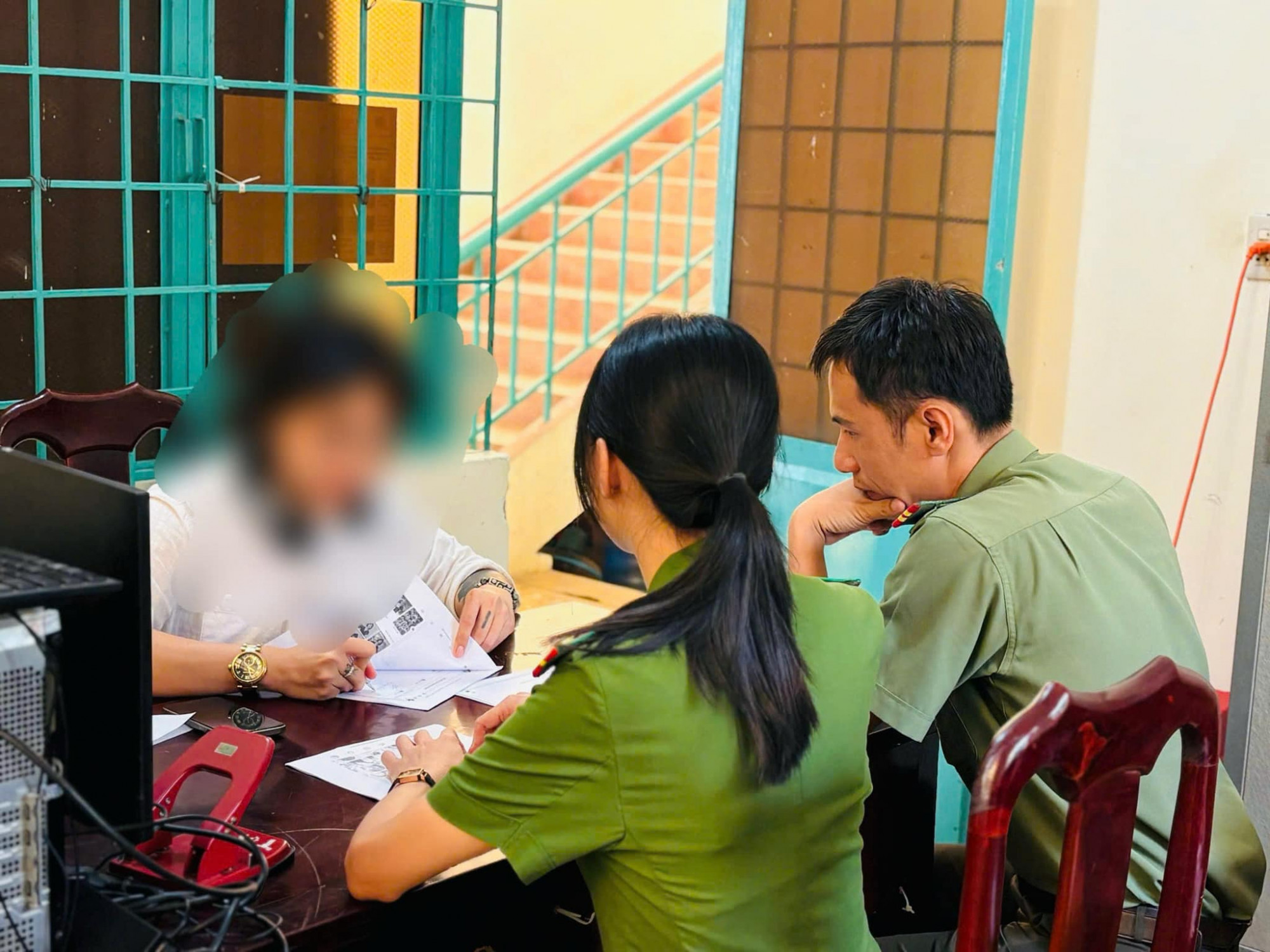 Bà D.Q.V. làm việc tại cơ quan công an - Ảnh: CACC