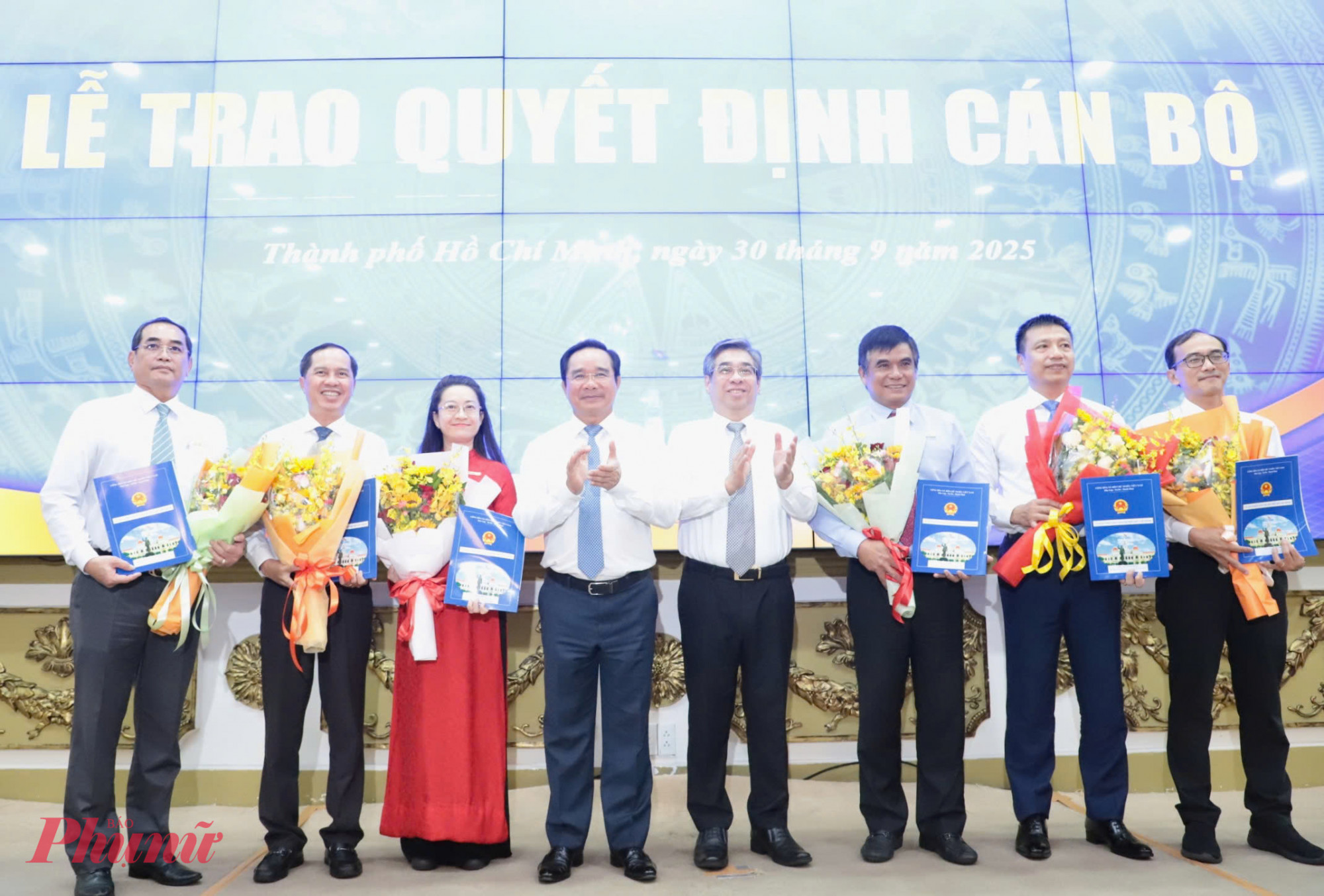 Tổng Giám đốc và các lãnh đạo Đài Phát thanh và Truyền hình TPHCM Chủ tịch UBND TPHCM Nguyễn Văn Được và Chủ tịch Ủy ban MTTQ Việt Nam TPHCM Nguyễn Phước Lộc trao quyết định cho ông Cao Anh Minh - Tổng Giám đốc cùng lãnh đạo Đài Phát thanh - Truyền hình TPHCM - Ảnh: Thanh Tâm