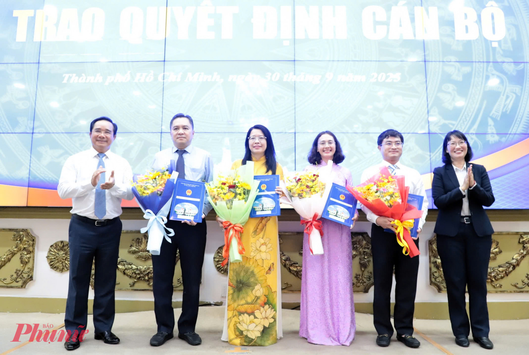 Chủ tịch UBND TPHCM Nguyễn Văn Được (bên trái) và Phó chủ tịch UBND TPHCM Trần Thị Diệu Thuý (bên trái) trao quyết định bổ nhiệm Giám đốc Sở Du lịch, Tổng Công ty Saigontourist - Ảnh: Thanh Tâm