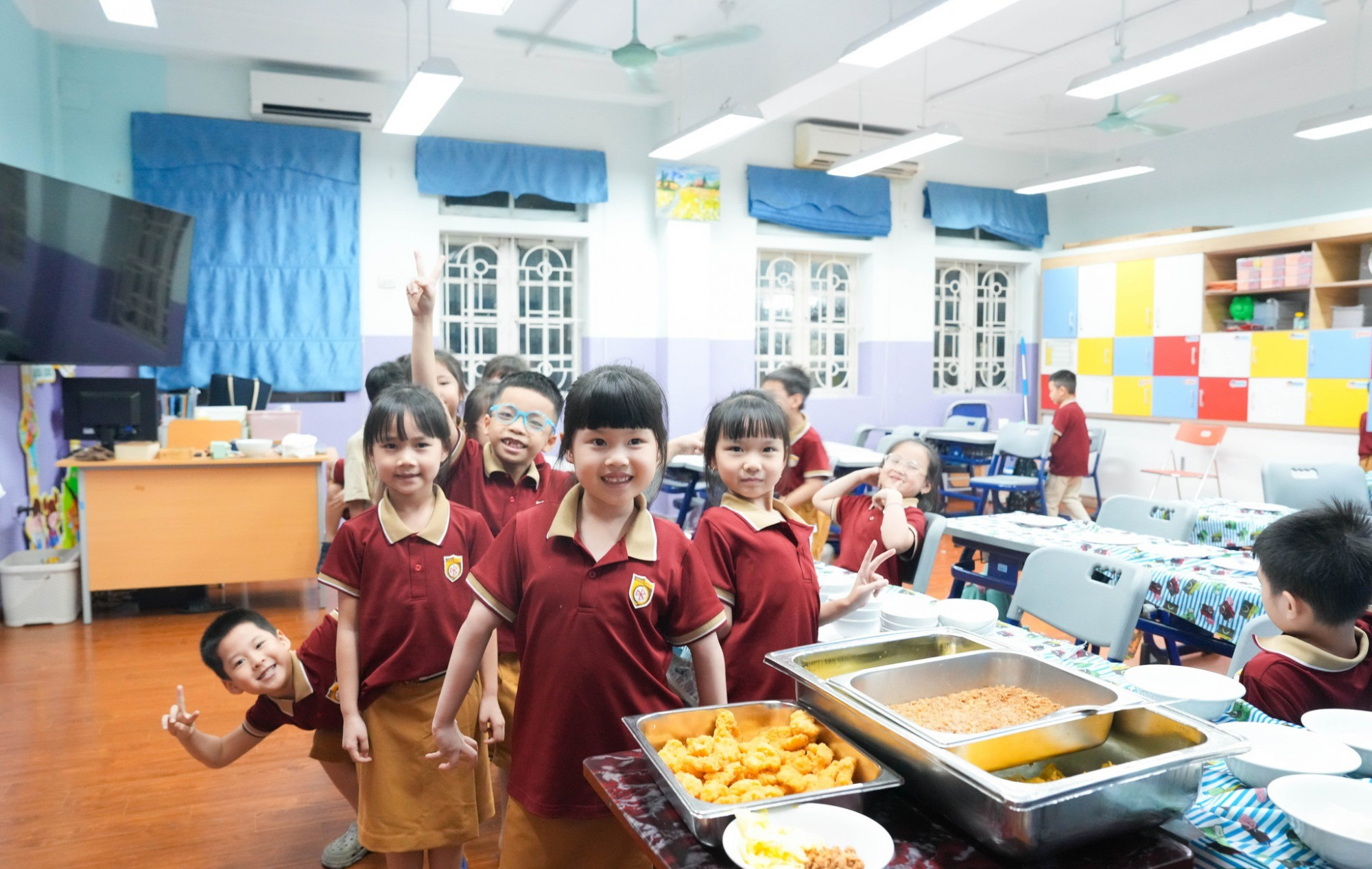 Học sinh Trường tiểu học Nguyễn Bỉnh Khiêm (Cầu Giấy, Hà Nội) chuẩn bị ăn tối tại trường. Ảnh: fanpage nhà trường