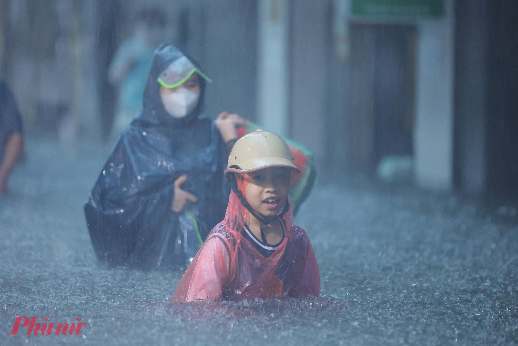 Nước ngập sâu đến gần mét, việc di chuyền về nhà không hề dễ dàng.