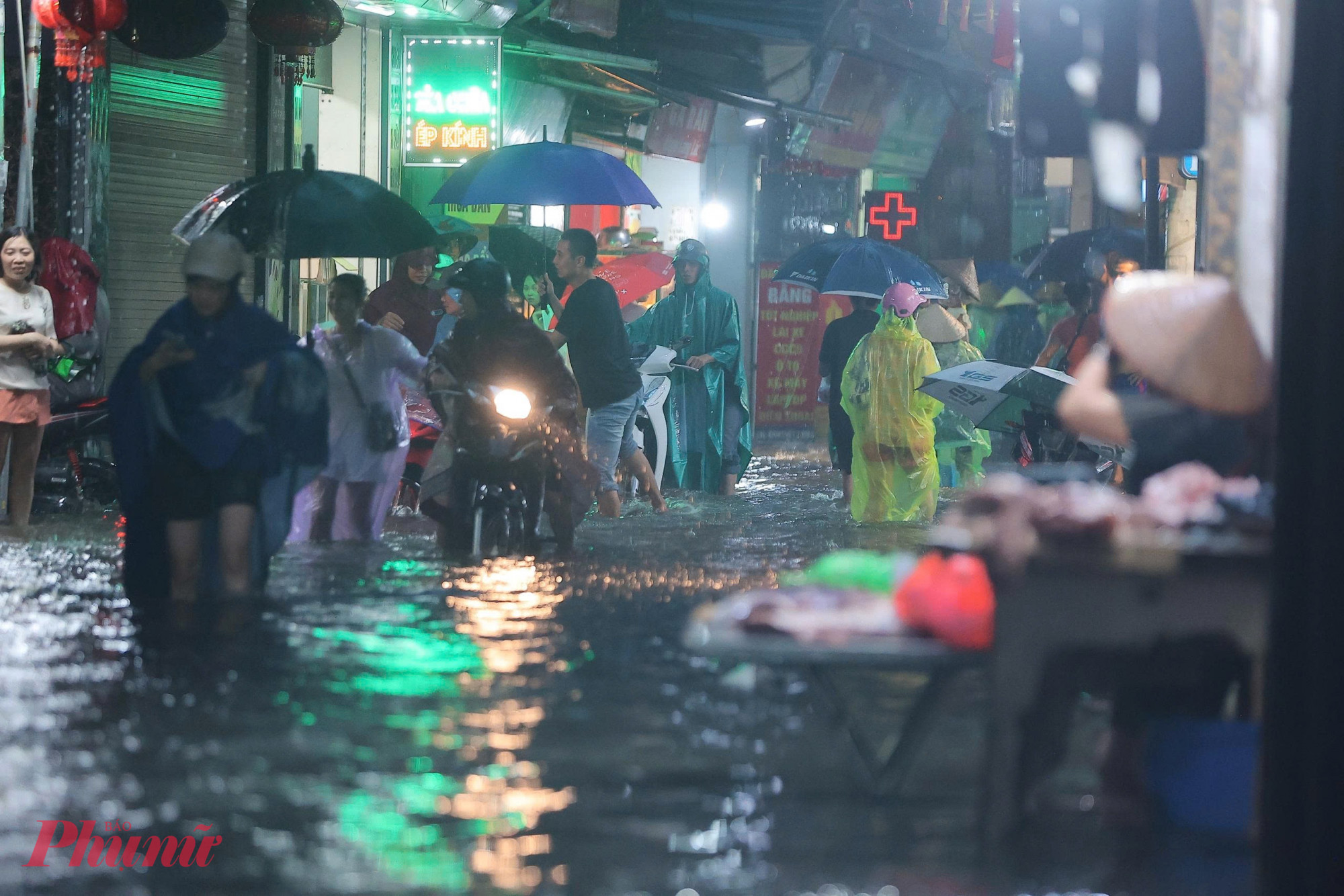 Nước ngập mênh mông khiến việc sinh hoạt của người dân gặp rất nhiều khó khăn.