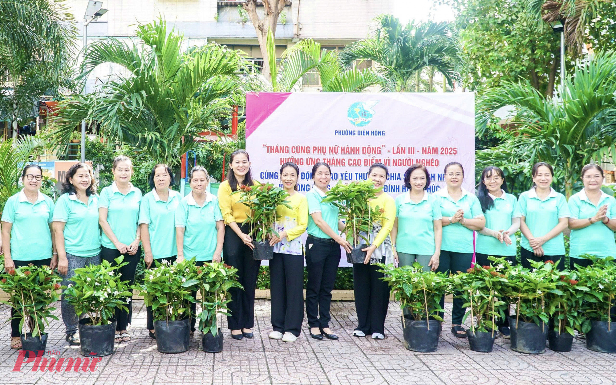 Hội LHPN phường Diên Hồng tặng cây xanh đến các chi hội