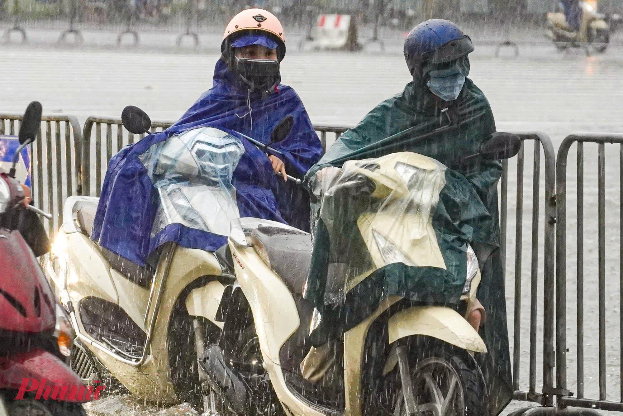Người dân phải dắt xe một đoạn dài để vượt qua điểm ngập tại khu vực Mỹ Đình.