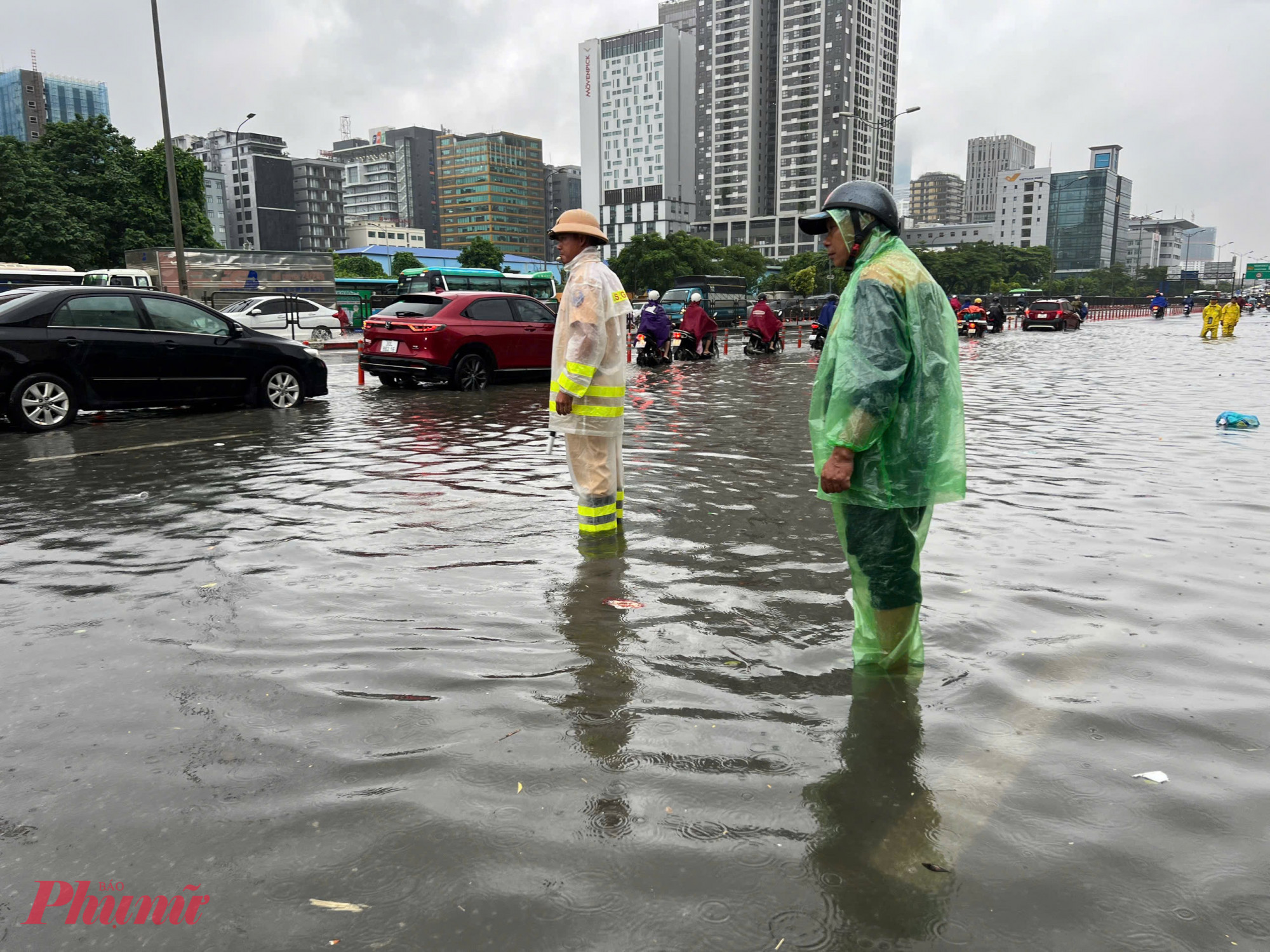Lực lượng chức năng có mặt tại các điểm ngập úng, điều tiết giao thông, hỗ trợ người dân gặp sự cố.