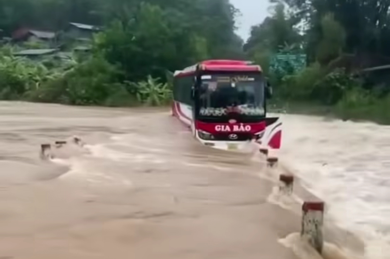 Phương tiện chết máy, mắc kẹt giữa dòng nước chảy xiết. Ảnh: MXH