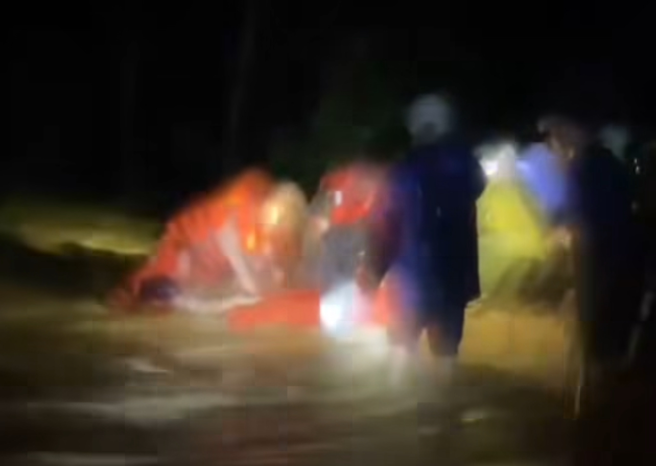 Đại uý Hà Văn Sang (công an xã) và anh Nguyễn Viết Hà (Ban Chỉ huy quân sự xã Yên Lập) trực tiếp sử dụng thuyền phao cứu sinh bơi ra giữa dòng nước lũ cùng người dân trên bờ giải cứu thành công cháu C