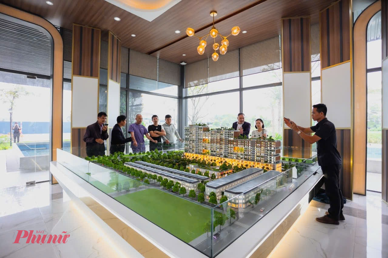 Khách hàng đang xem mô hình 1 dự án nhà ở