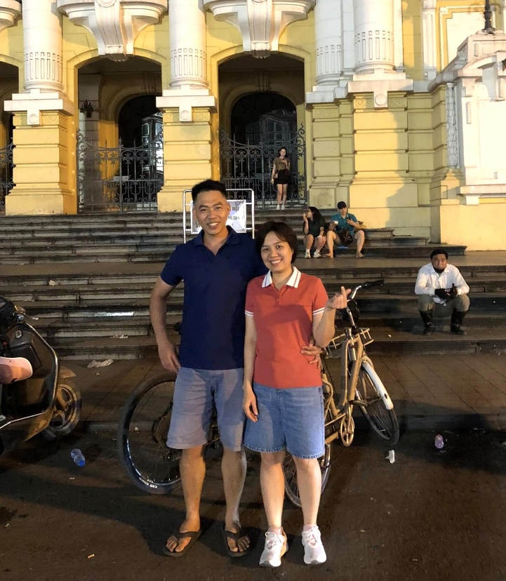 Chúng tôi đạp xe 20km vào nội thành bằng 2 chiếc xe đạp phía sau