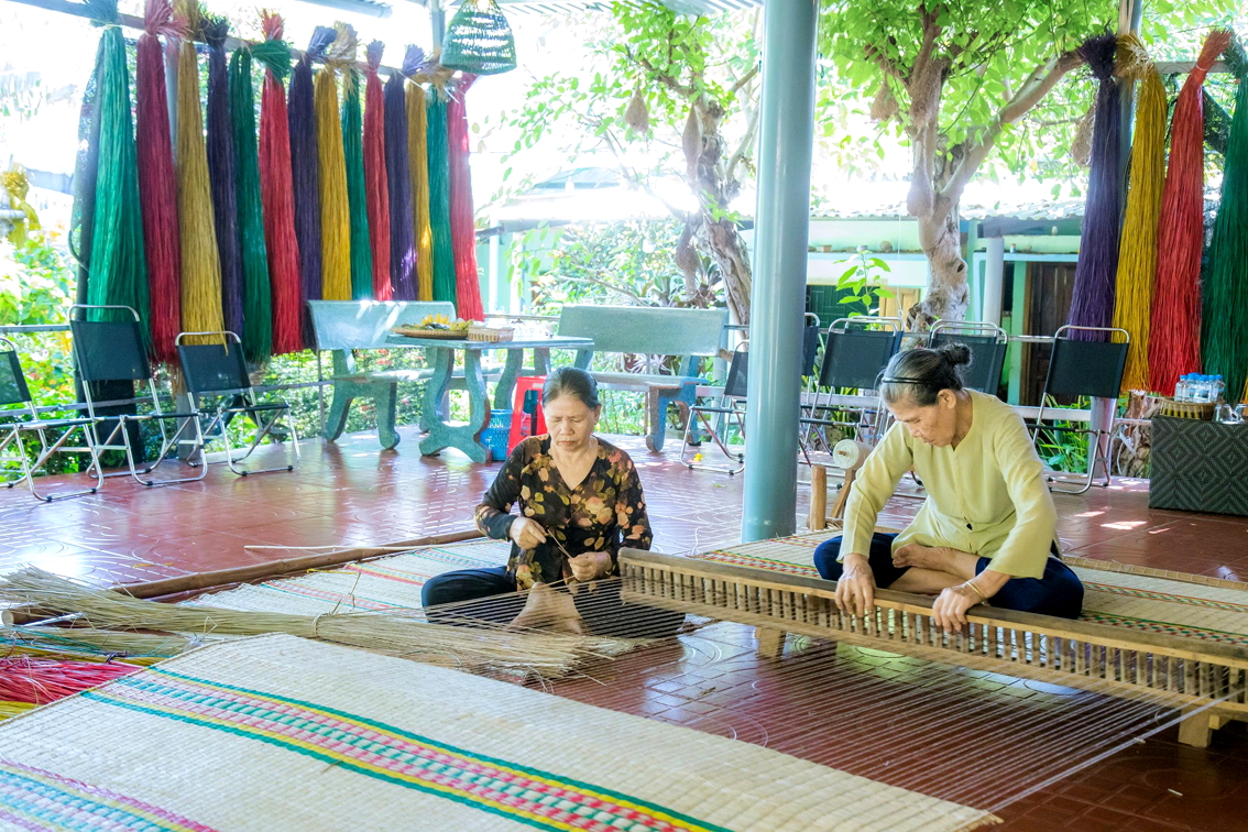 Ở tuổi 85, bà Bùi Thị Gió (bìa phải) vẫn cần mẫn gắn bó với nghề truyền thống