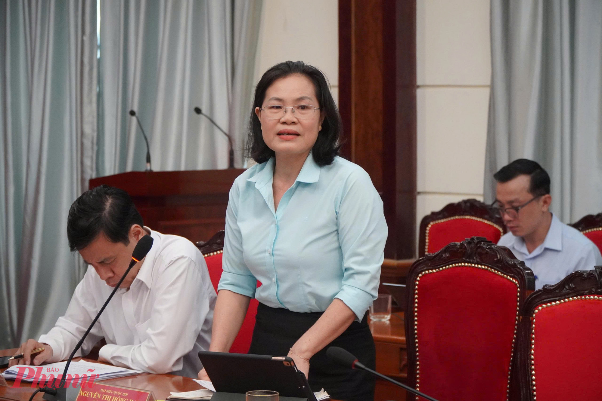 Bà Nguyễn Thị Hồng Hạnh - Giám đốc Sở tư pháp TPHCM nêu ý kiến tại hội nghị - Ảnh: Thanh Tâm
