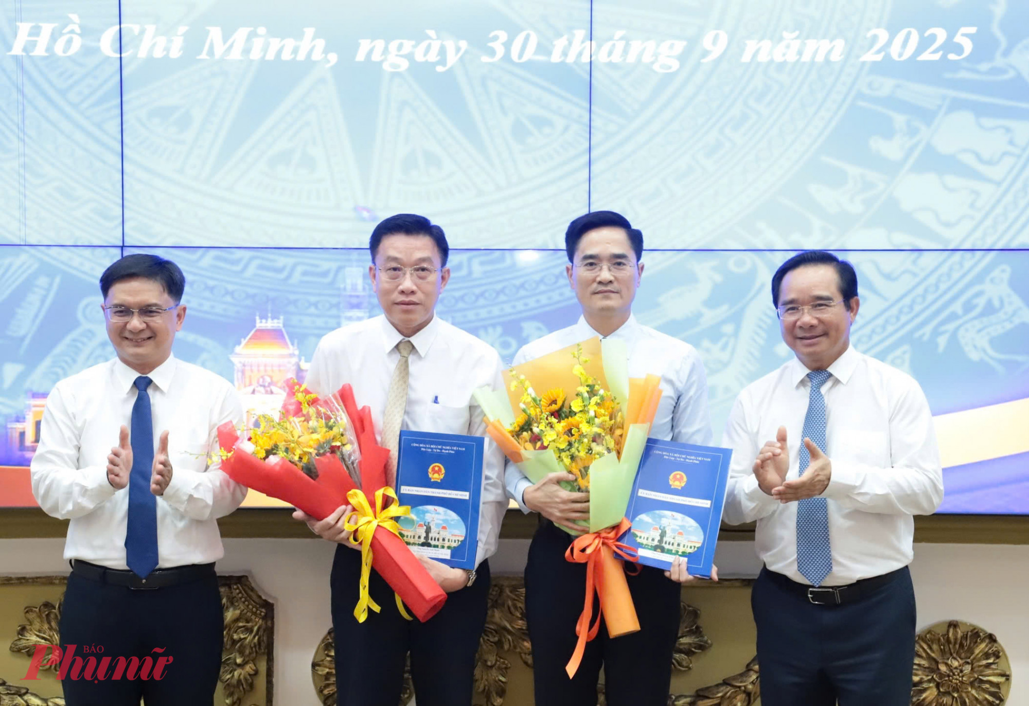 Chủ tịch UBND TPHCM Nguyễn Văn Được (bìa phải) và Phó Chủ tịch UBND TPHCM Nguyễn Mạnh Cường (bìa trái) trao quyết định bổ nhiệm cho ông Trần Quang Lâm – Giám đốc Sở Xây dựng (thứ hai từ phải sang) và ông Nguyễn Anh Minh - Giám đốc Ban Quản lý dự án đầu tư xây dựng các công trình giao thông - Ảnh: Thanh Tâm