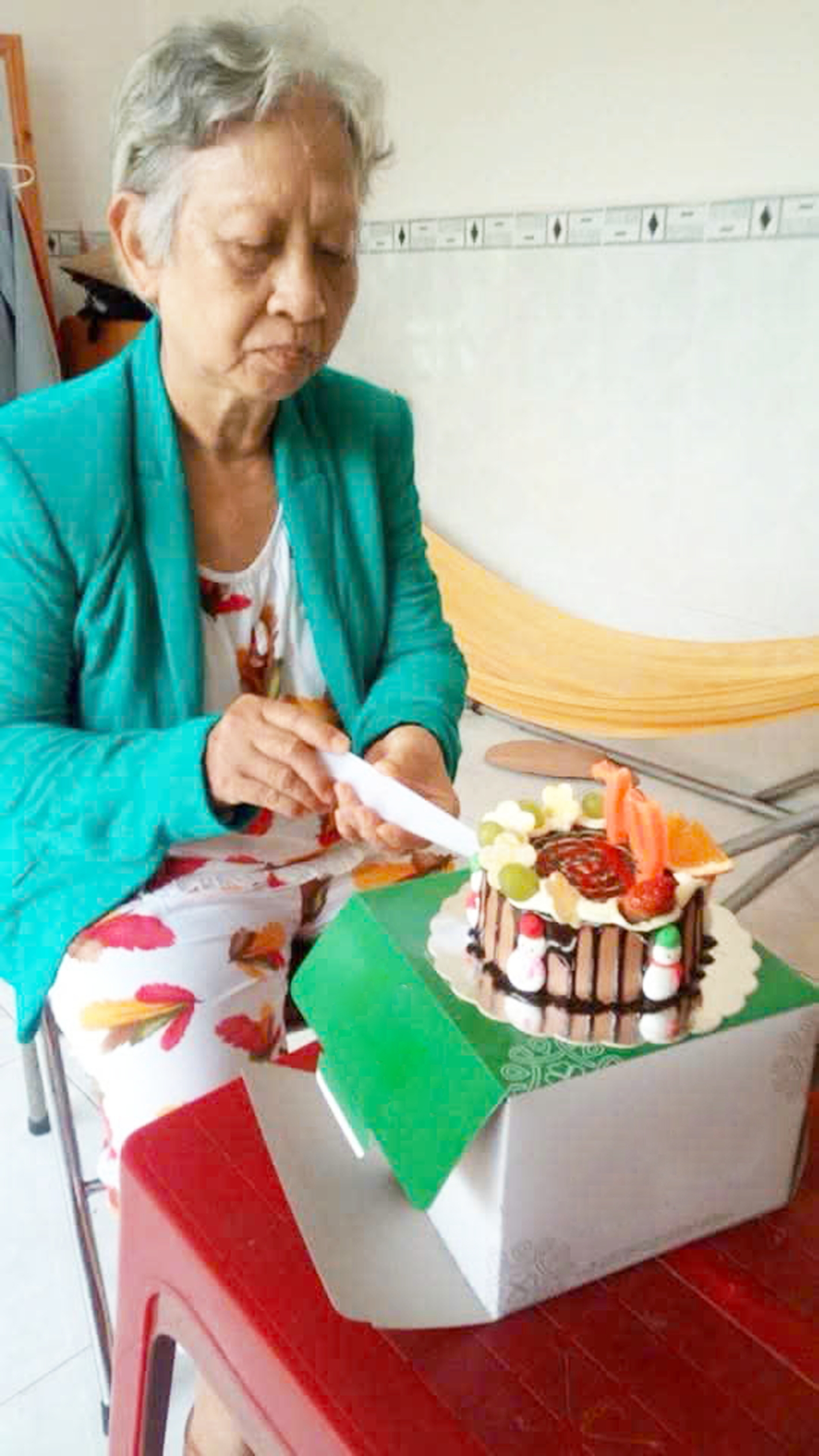 Dì tác giả lần đầu cắt bánh sinh nhật  - Ảnh do nhân vật cung cấp 